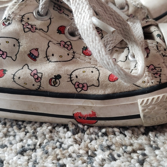 Hello Kitty × Converse Sneakers with Apple Accents - Picture 3 of 11
